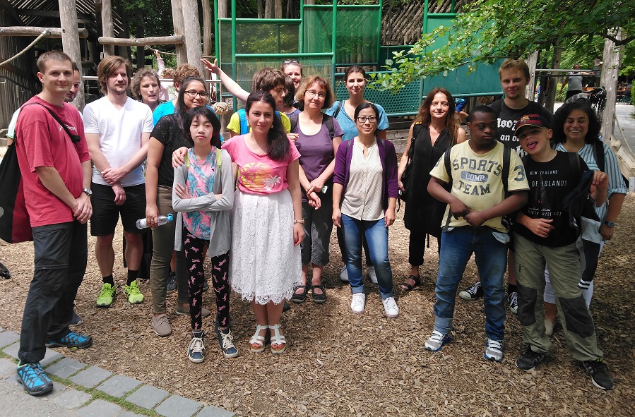 Social Day Besuch im Tierpark mit Gruppe von Kindern