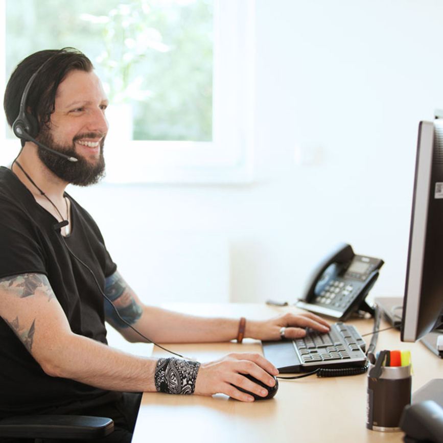 Mitarbeiter telefoniert