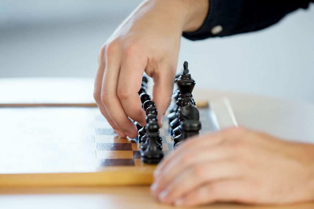 Hände beim Schachspielen