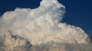 Blauer Himmel mit riesigen Wolken