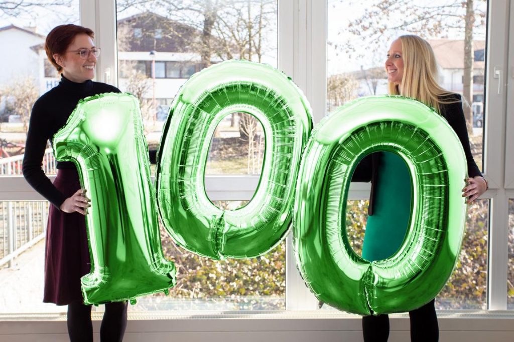 Luftballon; 100. Mitarbeiter*in
