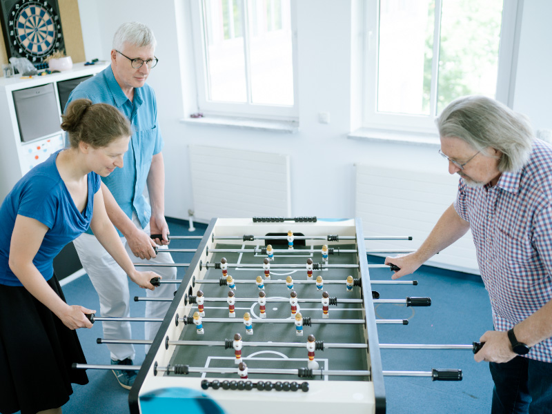 Mitarbeitende spielen Tischkicker