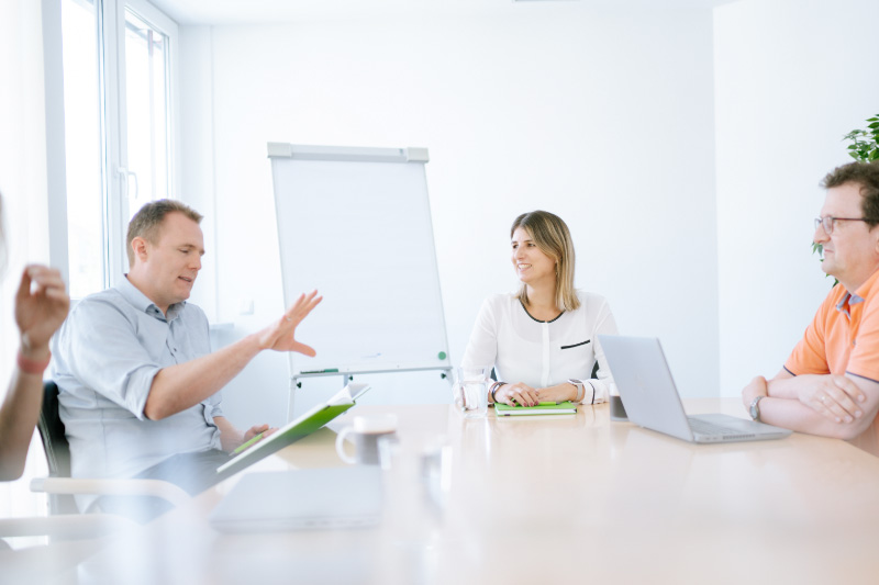 Avision-Team im Beratungstermin mit Kunden.