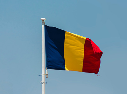 Avision Erfolgsgeschichte im Rückblick: Flagge von Rumänien an einem Fahnenmast vor bleuen Himmel