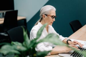 Frau mit grauen Haaren; Laptop