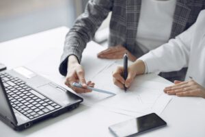 Schreibtisch; zwei Personen